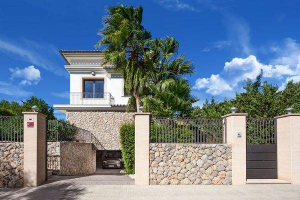 Blick von der Straße zur Villa