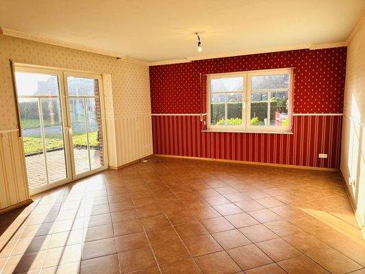 Wohnzimmer mit Zugang auf die Terrasse 