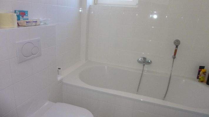 Badezimmer mit Badewanne und WC OG