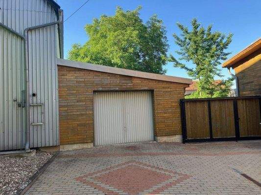 Garage und Garteneingang