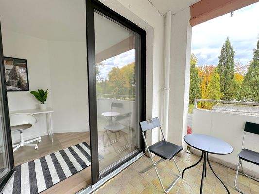 Heller Balkon mit Schreibtisch