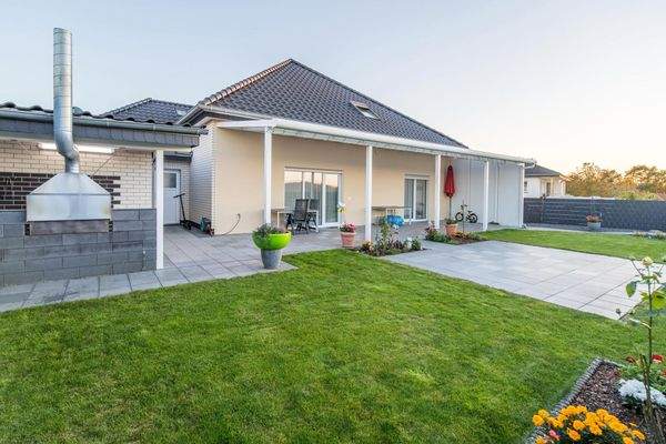 große überdachte Terrasse