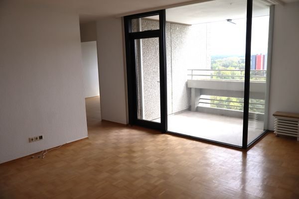 Wohnzimmer mit Ausgang zum Balkon