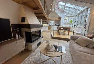 012_Wohnbereich Richtung Loggia und Küche 2