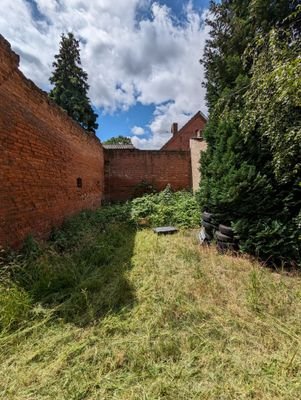 Ecke mit Gartenhaus rechts