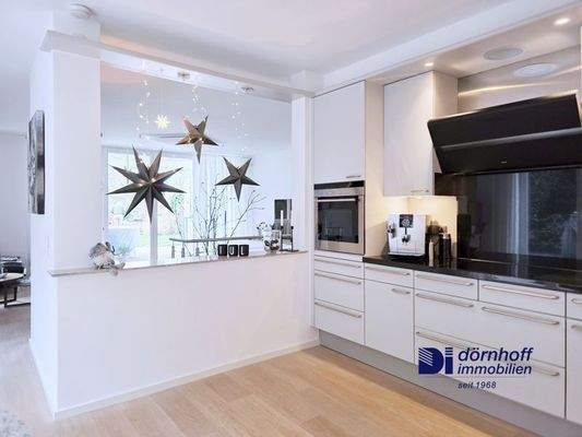 Wohnzimmer mit offener Küche