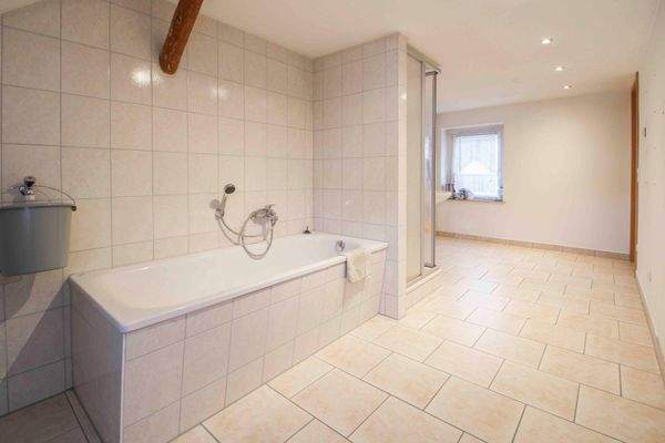 2.OG Badezimmer mit Wanne