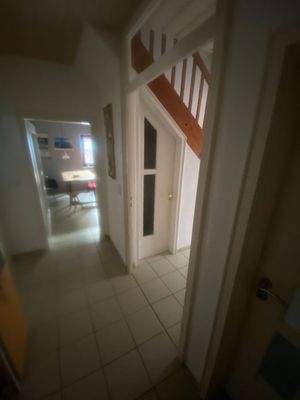 Blick in Flur und Treppenhaus