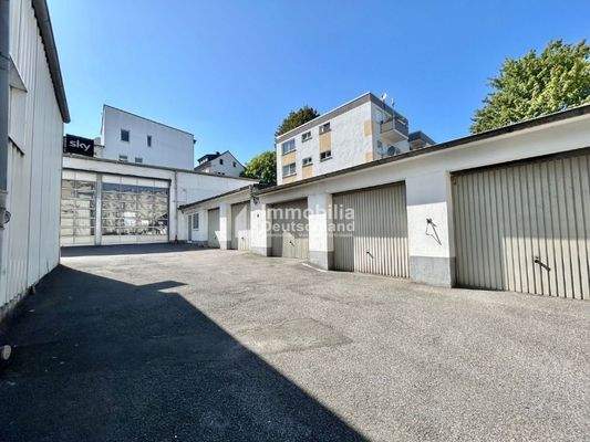 Innenhof mit Sicht auf die Garagen und Halle