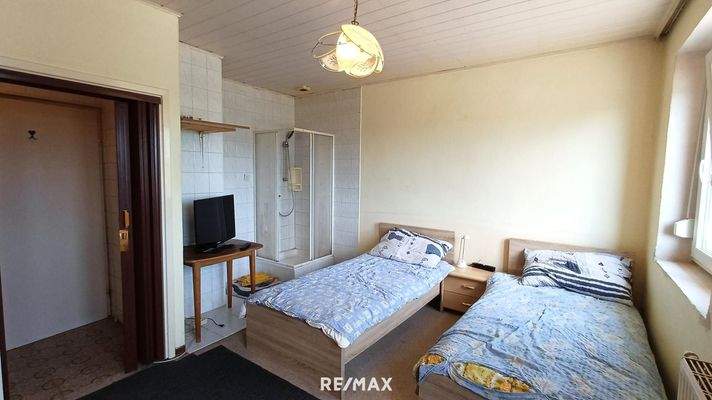 36_Altbau Zweibettzimmer mit Dusche OG