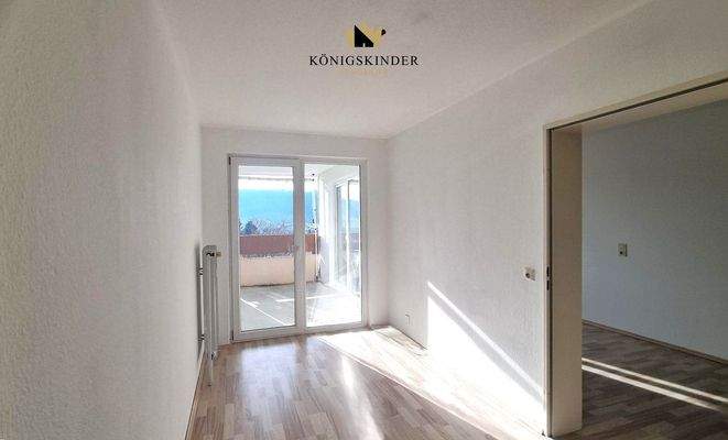 Kinderzimmer mit Zugang zur Loggia