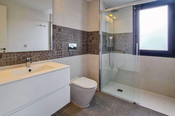 eines der drei Badezimmer