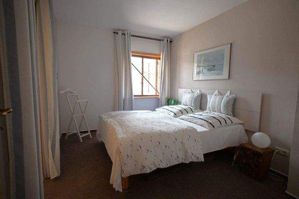 Schlafzimmer mit angrenzendem Ankleidezimmer