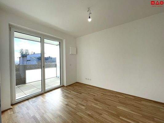 Kinderzimmer mit Zugang zum Balkon