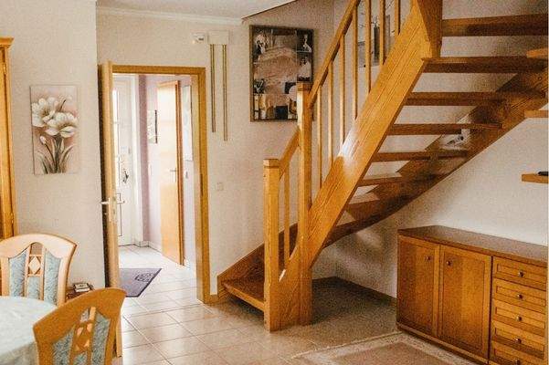 offene Treppe in das Obergeschoss