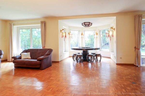 Großzügiges Wohnzimmer mit Parkettboden