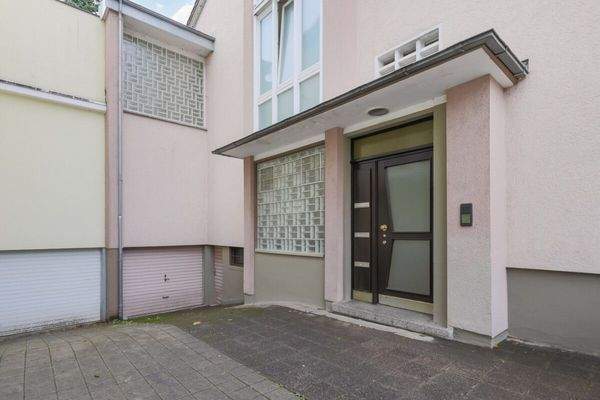 Hauseingang und Zufahrt Garage