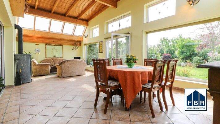 Massiv angebauter Wintergarten