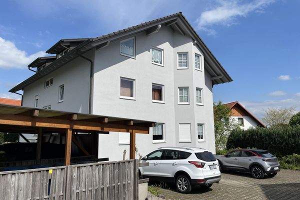 Seitenansicht mit Carport´s + Stellplätzen