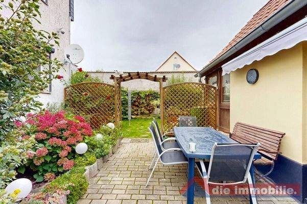 Gemütliche, geschützte Terrasse mit Blick ins Grüne