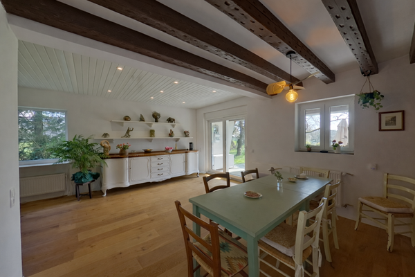 Essbereich mit Zugang zur Terrasse