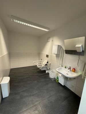 Behinderten-WC.JPG