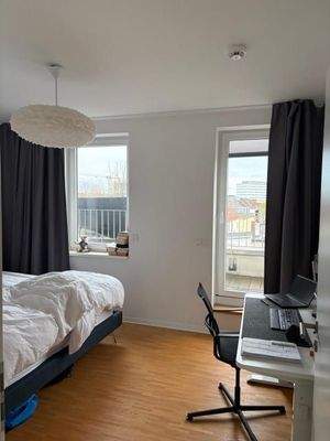 Schlafzimmer mit Arbeitsbereic