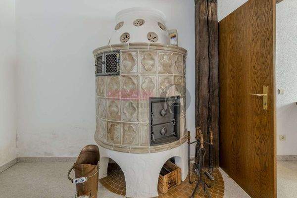 uriger Kachelofen im Hobbyraum im Keller