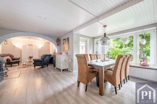 Großes Wohnzimmer mit Essplatz