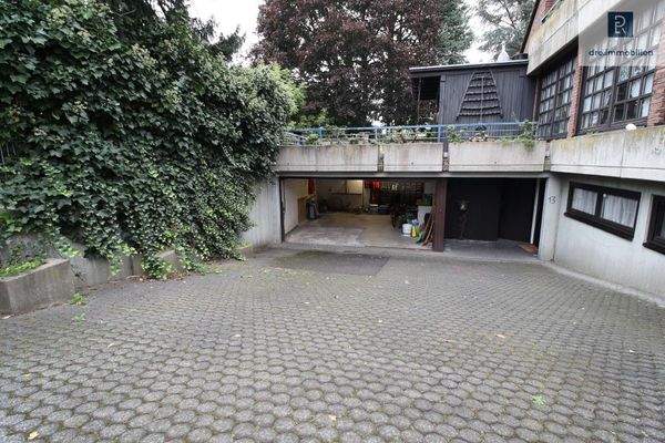 Doppelgarage mit Stellplätzen