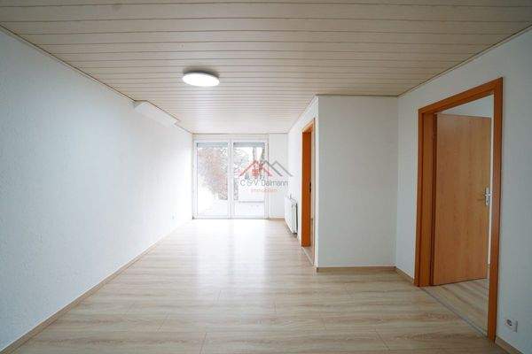 Wohnzimmer mit Blick zur Terrasse