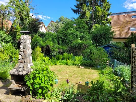 Blick von der Terrasse in den Garten