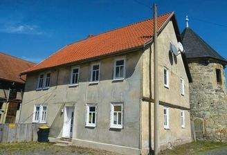 Straßenansicht vom Wohnhaus