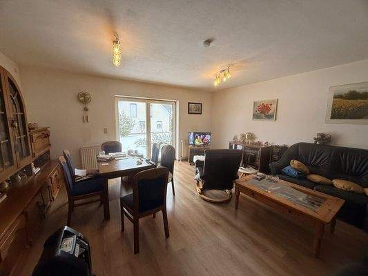 Wohnzimmer mit direktem Zugang zur Terrasse und in