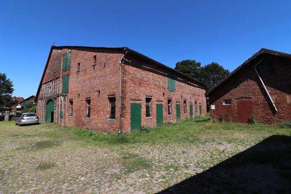 Hofansicht Stallanbau Bauernhaus