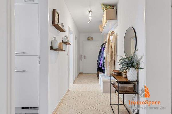 Blick vom Flur zur Eingangstüre