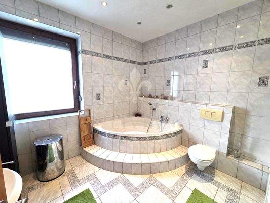 Badezimmer mit Eckbadewanne