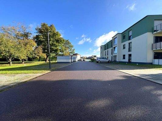 Zufahrt Objekt/ Stellplätze