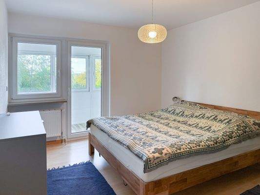 Schlafzimmer mit Zugang zur Loggia