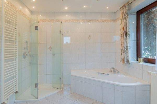 Voll ausgestattetes Badezimmer