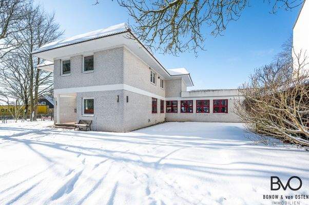 Rasenfläche hinter dem Haus für entspannte Sommerpausen