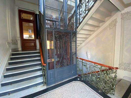 Ein historischer Aufzug bringt Sie stilvoll in das 2. Obergeschoss