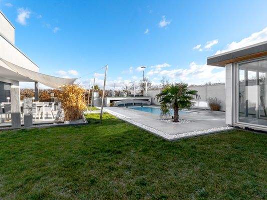 Außenbereich mit Blick auf Pool und Terrasse.jpg