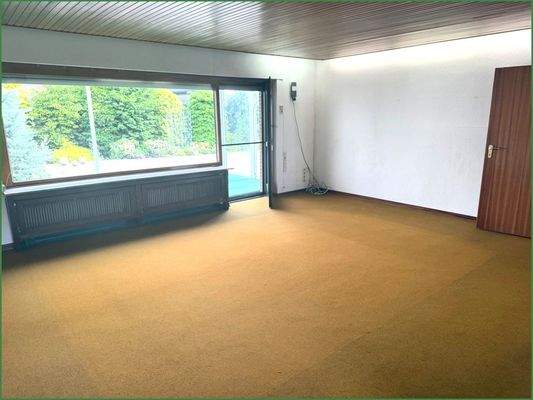 Wohnzimmer mit Blick in den Garten