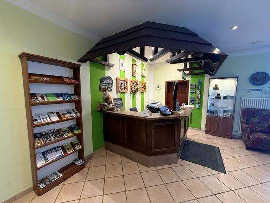 Rezeption mit Prospektständer