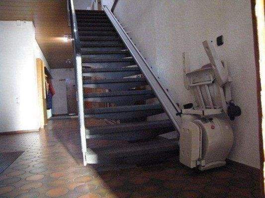 Aufgang zu den Zimmern mit Treppenlift im Altbau