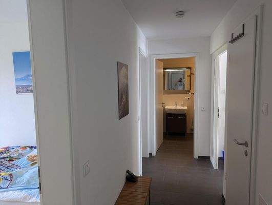 Der Flur. Rechts die Abstellk.