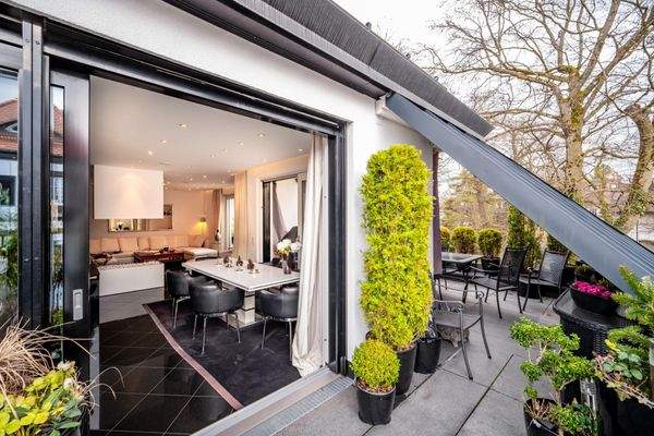 Große, umlaufende Terrasse