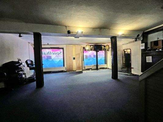 Blick zum Stassenfenster