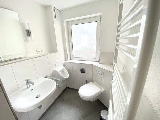 gemeinschaftliches Tageslichtbad mit WC & Dusche für Zimmer 1 - 3